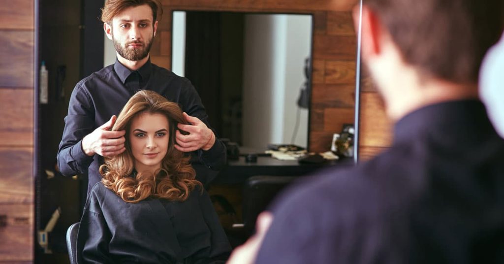 Nikdy nechoďte do kadeřnictví se špinavými vlasy: ovlivňuje to váš účes a kadeřníci o tom nemluví.