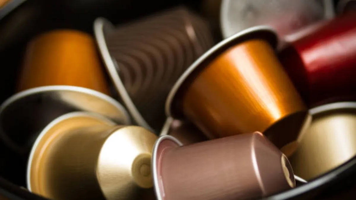 Recyklace: schovejte si kávové kapsle a proměňte je v nádherné zvonečky, kterými ozdobíte svůj domov na Vánoce.