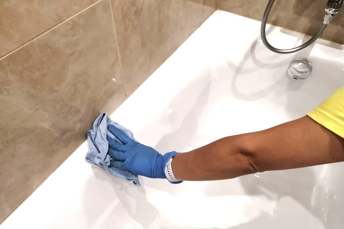 Bez octa a bikarbonátu: jednoduchý a účinný způsob bělení plesnivých spár v koupelně
