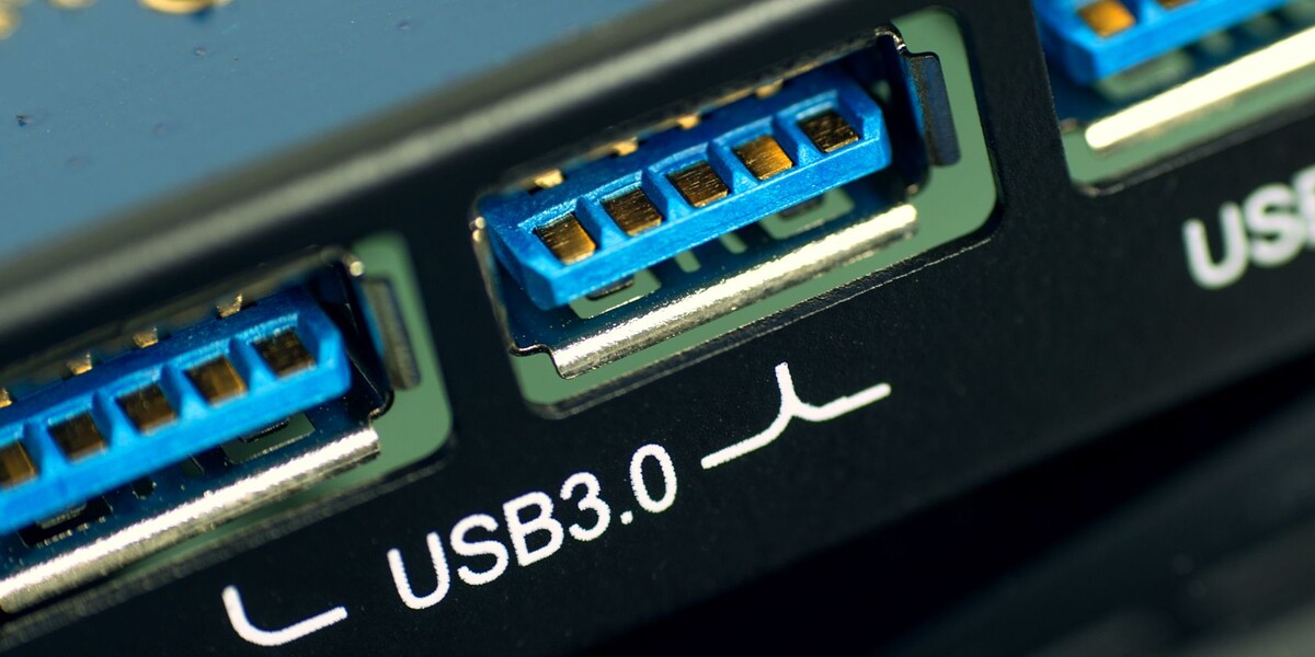 Časy, kdy barva USB portu měla význam, jsou dávno pryč. Ani fialové (ani zelené a červené) porty už nic neznamenají.