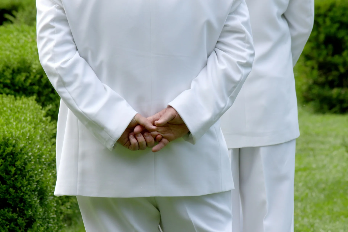 Co znamená chodit s rukama za zády z psychologického hlediska