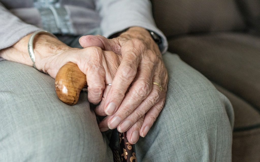 Žena vyhrála soudní spor proti Správě sociálního zabezpečení a získala důchod ve výši 3100 eur, když spojila svůj vdovský důchod a starobní důchod.