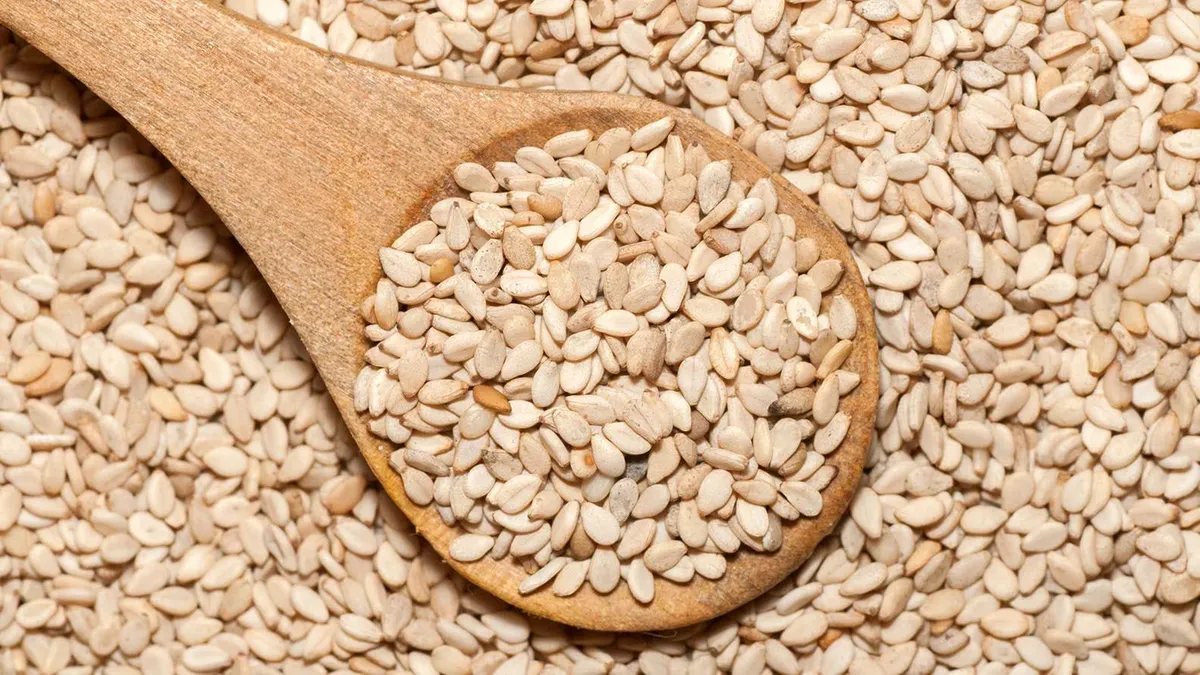 Sezamová semínka a jejich úžasné výhody: obsahují 8krát více vápníku než mléko.