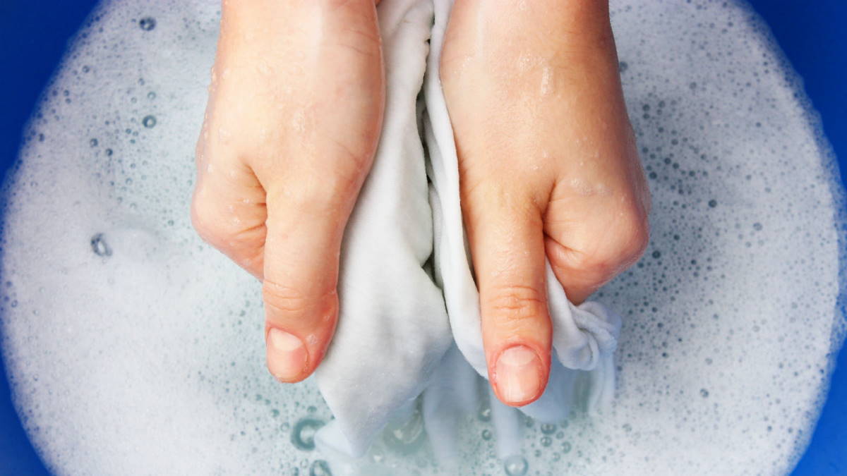 Dávám několik tablet do pračky. Moje prádlo je vždy sněhově bílé.