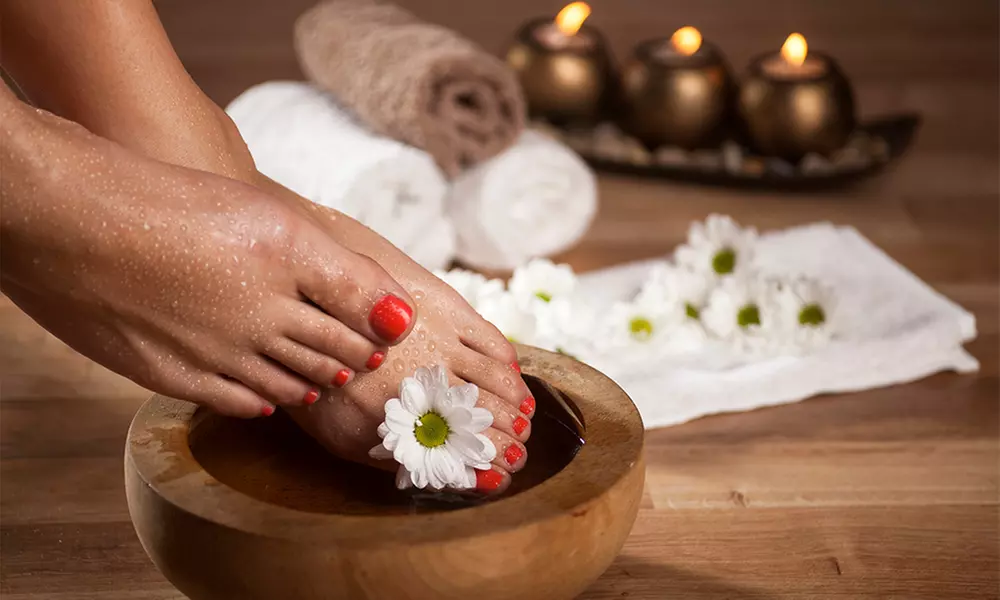 Obnovuje a vyhlazuje pokožku jako pemza. Jak připravit mrkvovou koupel pro nohy?