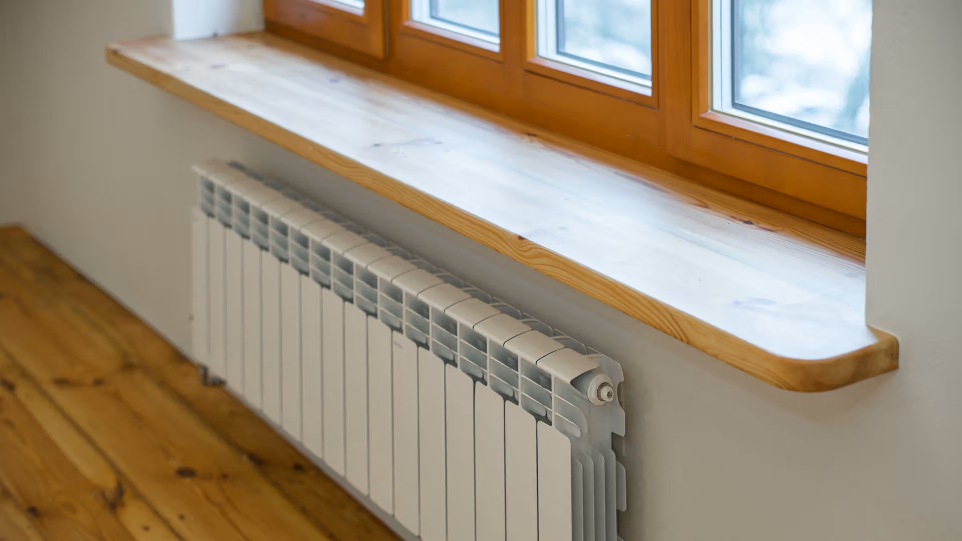 Nainstalujte nad radiátorem. Teplo naplní celý dům a účty za vytápění se sníží