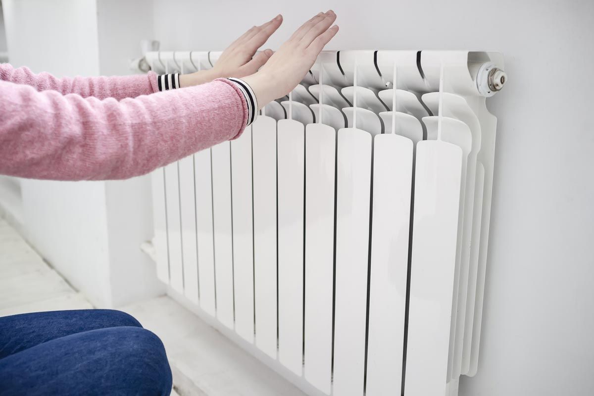 Radiátor je nahoře teplý, ale dole studený? Udělejte toto a problém zmizí.
