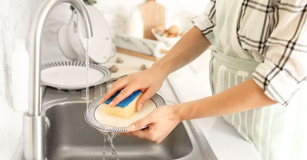 Ti, kteří nechávají špinavé nádobí hromadit se, místo aby ho hned umyli, často vykazují těchto osm typů chování.