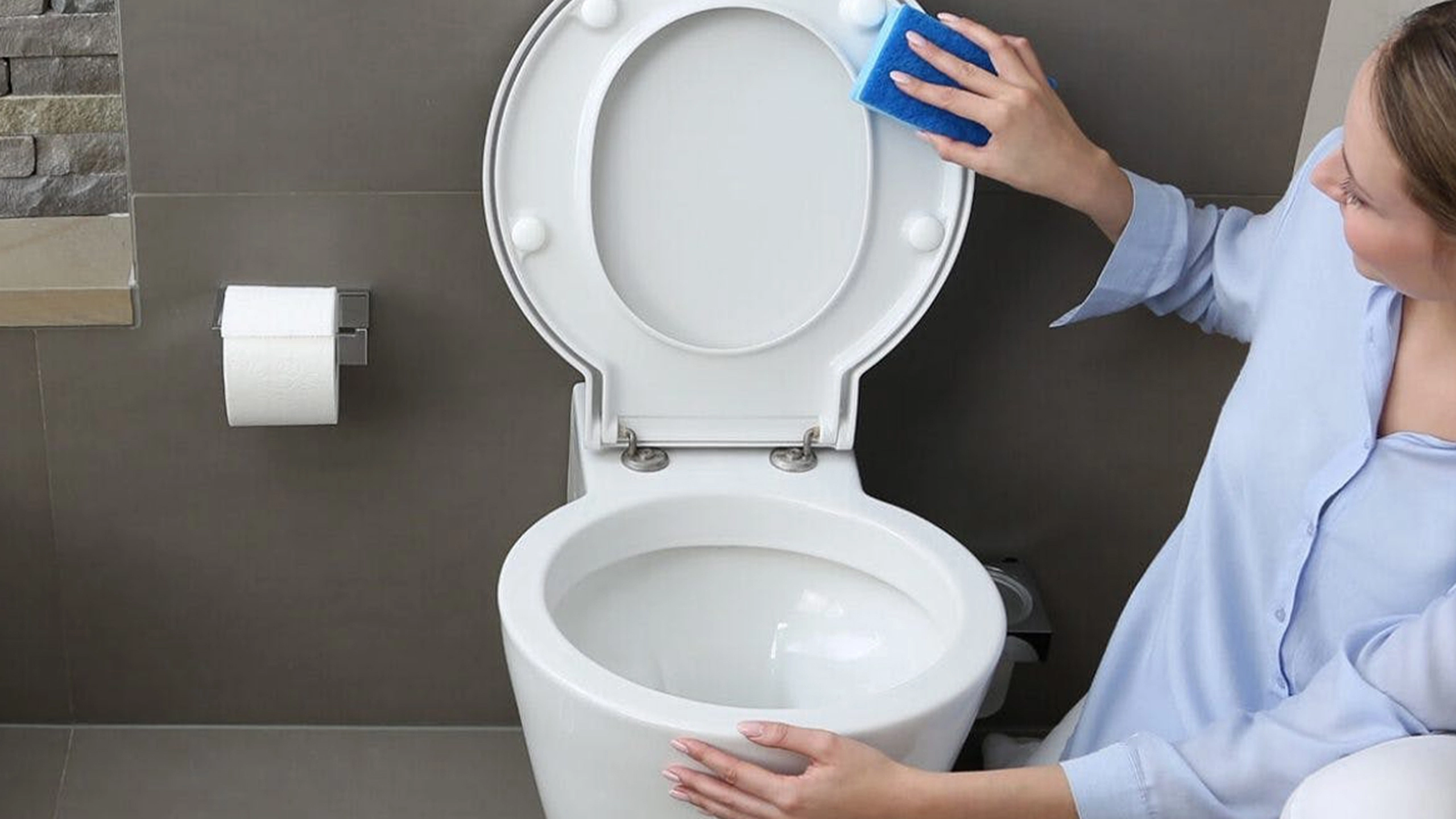 Není žádná šance, že žluté skvrny v toaletě nezmizí. Tento domácí trik na ně působí jako nejlepší bělící prostředek.