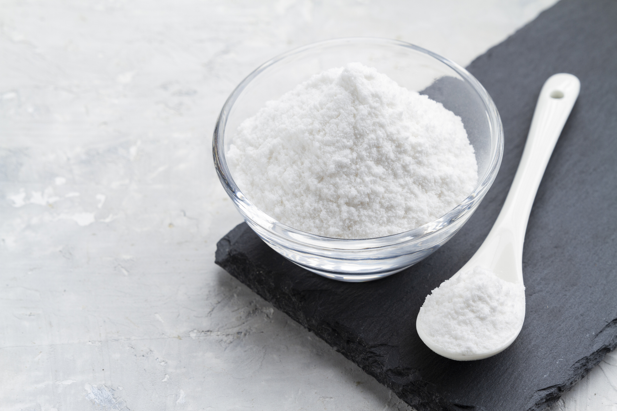 Čtyři jednoduché tipy od odborníka, jak odstranit mastné skvrny z kuchyňských skříněk a dlaždic (pomocí věcí, které už máte doma)