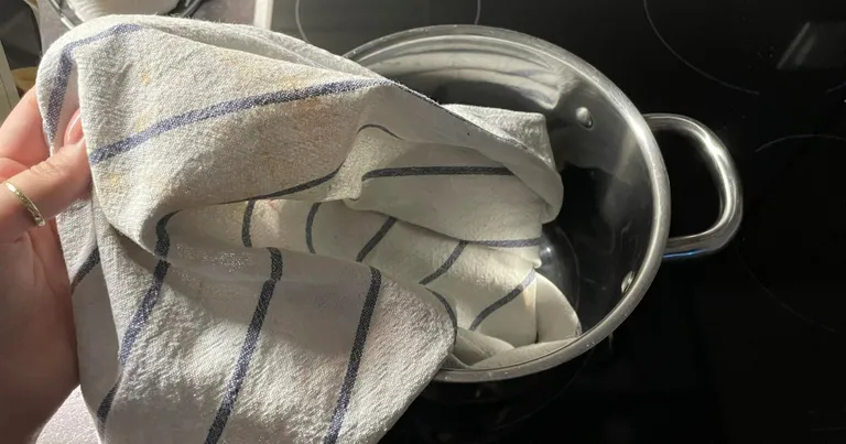 Objevte dokonalou čistotu: tento roztok na vaření dokáže zázraky, rozzáří textilie a zvládne i „stoleté“ skvrny, k údivu i zkušených hospodyňek.