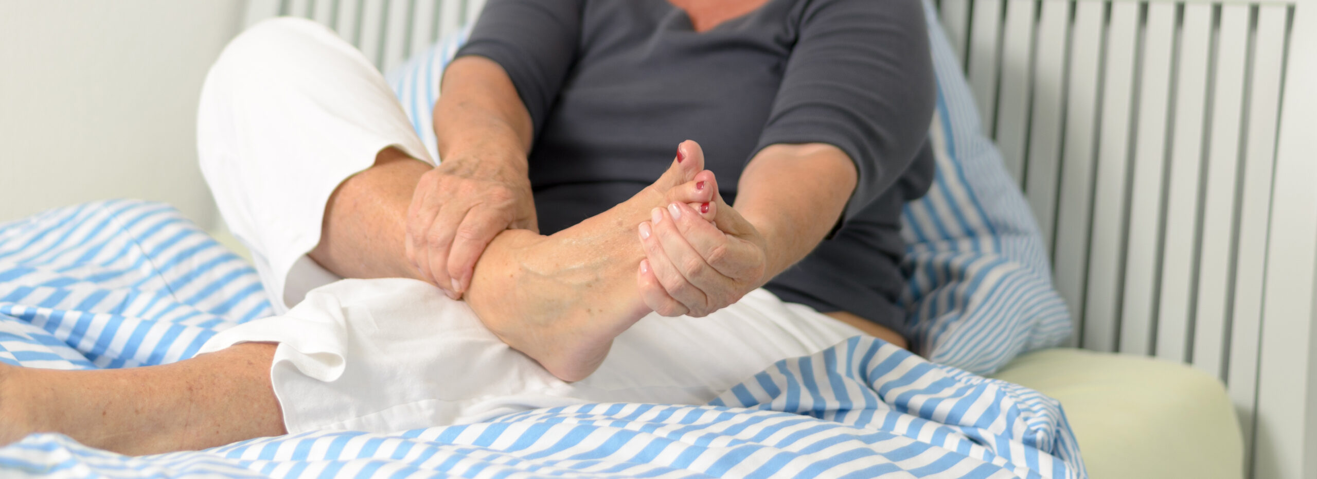 Cítíte bezdůvodné křeče v nohou? Tento příznak nikdy není zcela neškodný.