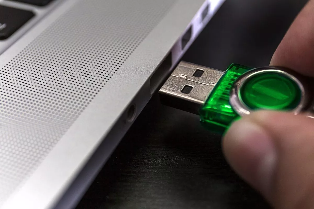 Je bezpečné ukládat důležité soubory na USB flash disk? Zde je několik věcí, které byste měli zvážit, než tak učiníte.