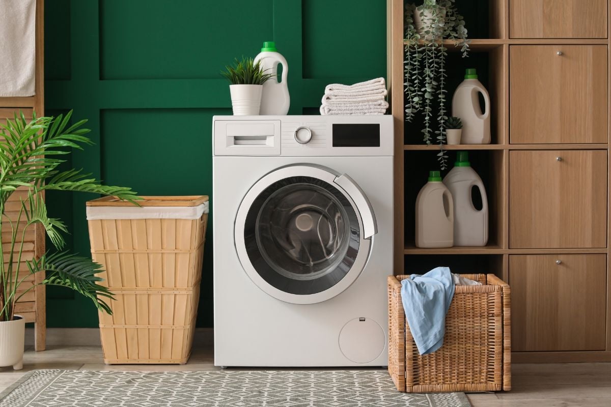 Co znamenají chybové kódy E1 a E2 na vaší pračce a jak je odstranit, aniž byste museli volat odborníka?