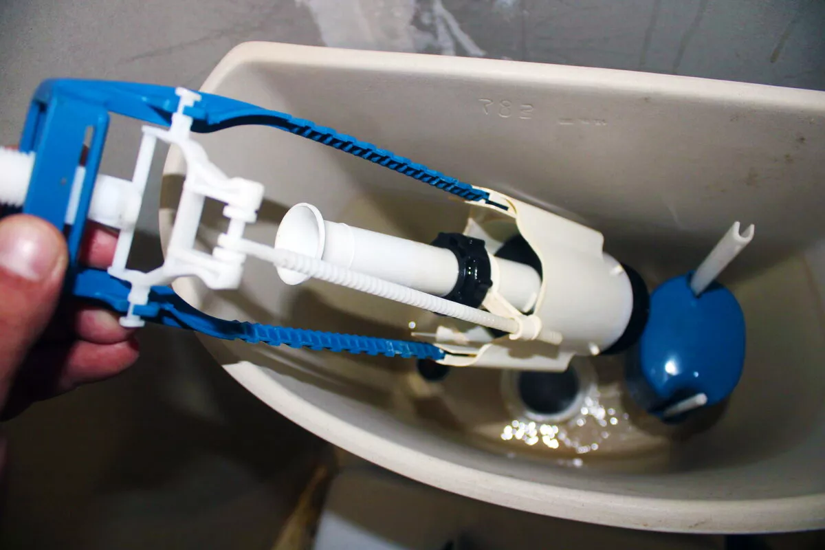 Nejjednodušší způsob, jak vyčistit toaletu, aniž byste ji rozebírali: instalatéři tuto metodu používají neustále.