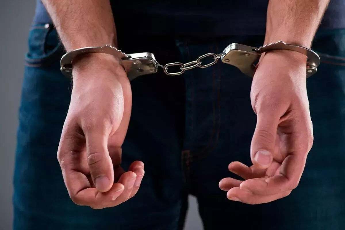 500 hodin záznamů, aby vypátrali zloděje, který ukradl 2200 zlatých a diamantových šperků v den rozsáhlého výpadku elektřiny