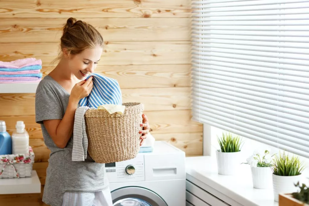Odstřihněte kousek lepicí pásky a zalepte s ní odtokový otvor. Tento jednoduchý trik vyřeší problém za méně než minutu.