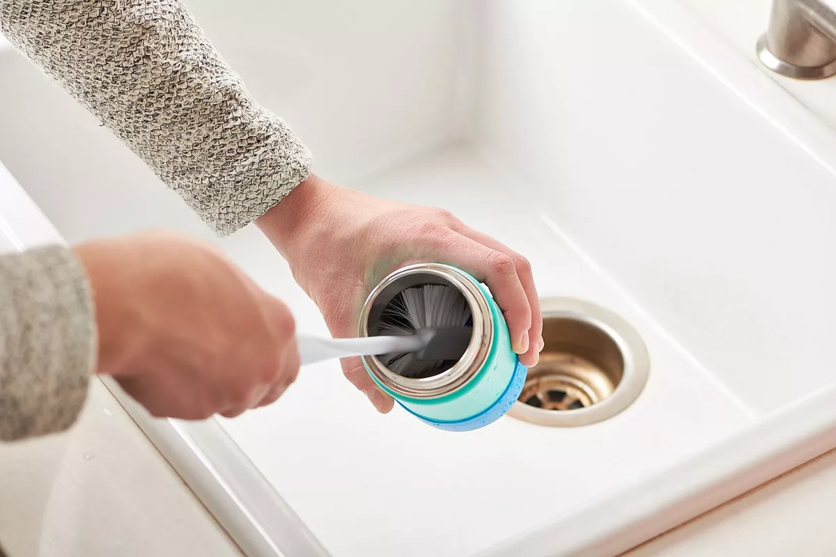 Vaše věrná opakovaně použitelná láhev na vodu může skrývat neviditelné nebezpečí