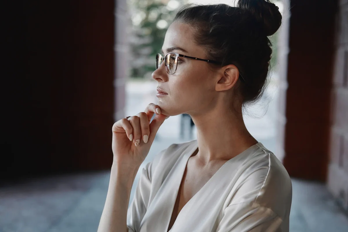 Podpírat bradu rukou: co to znamená z hlediska behaviorální psychologie?