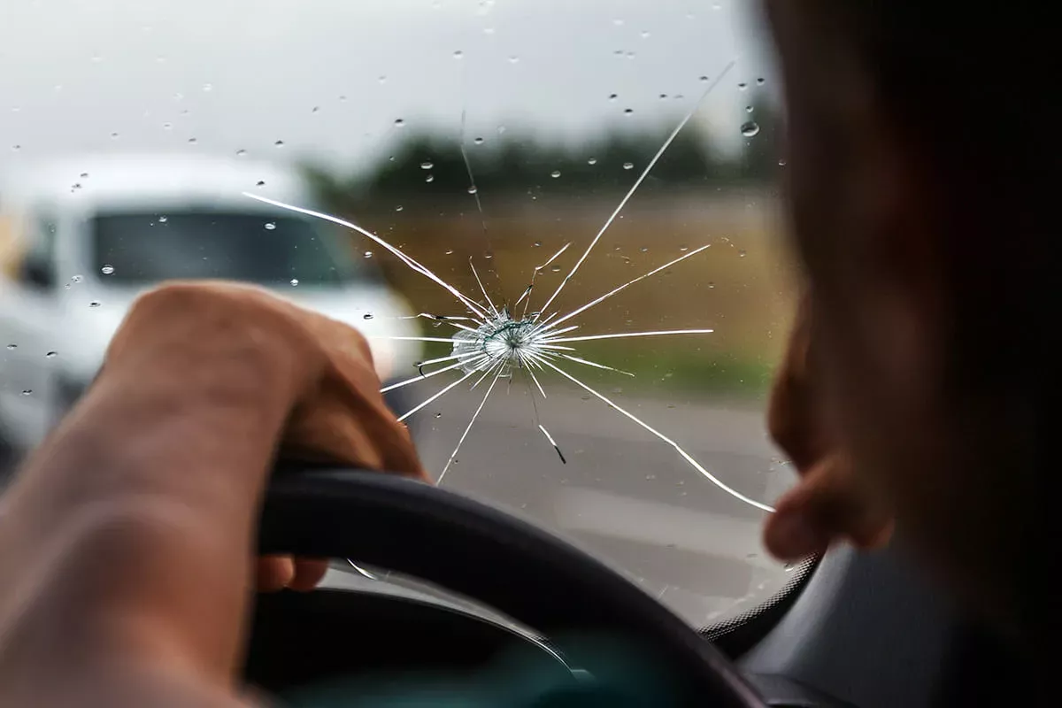 Jak zabránit poškození čelního skla během jízdy: čtyři základní rady, díky kterým se vyhnete návštěvě autoservisu.