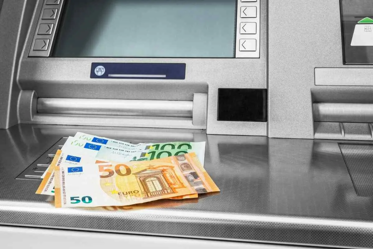 „Podvody s bankovkami“ prostřednictvím bankomatu: váš účet může být vyprázdněn.