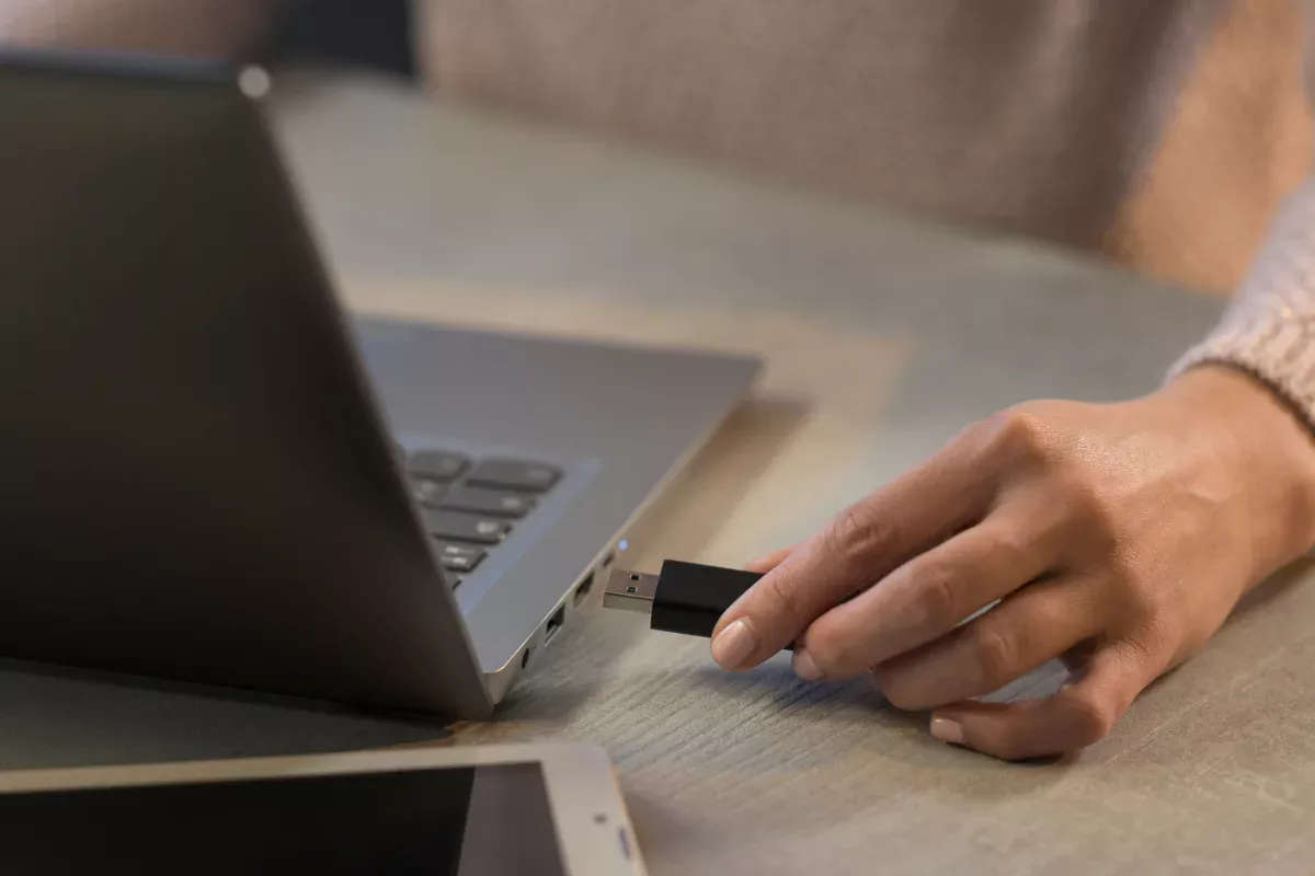 Je bezpečné ukládat důležité soubory na USB flash disk? Zde je několik věcí, které byste měli zvážit, než tak učiníte.