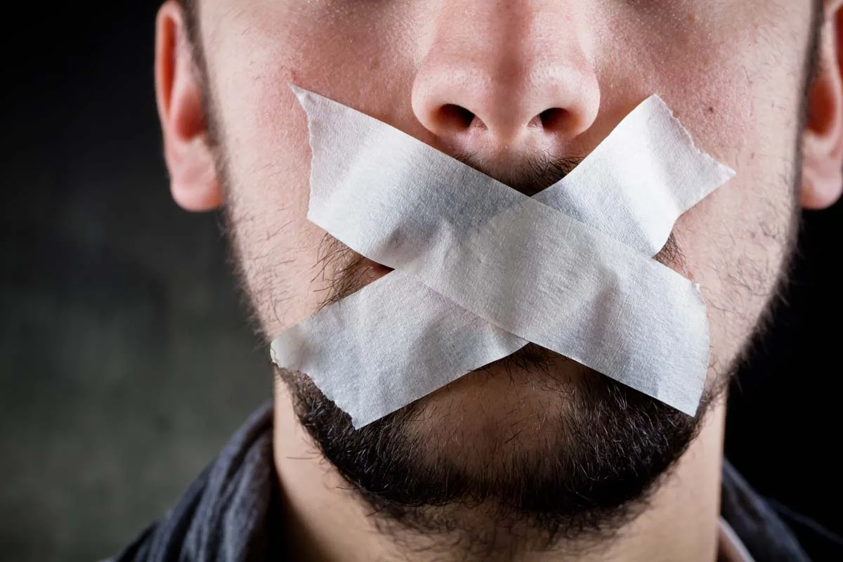 Když mlčení mluví samo za sebe: co psychologie říká o lidech, kteří málo mluví