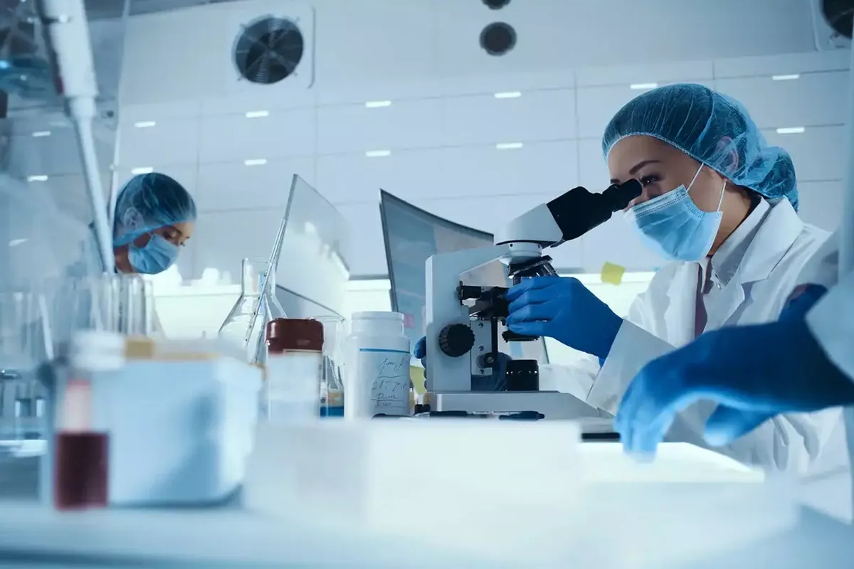 Čína dosáhla pokroku ve vývoji „pilulky nesmrtelnosti“, která umožňuje žít až 150 let