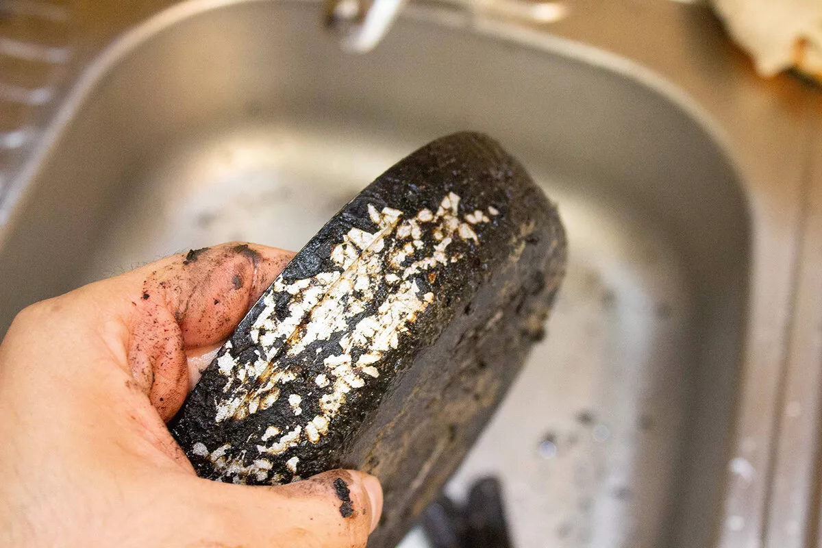 Je vaše pánev beznadějně ztracená, pokryta černým povlakem? Tajný trik, který používají profesionálové, aby ji zachránili, aniž by se vyčerpali!