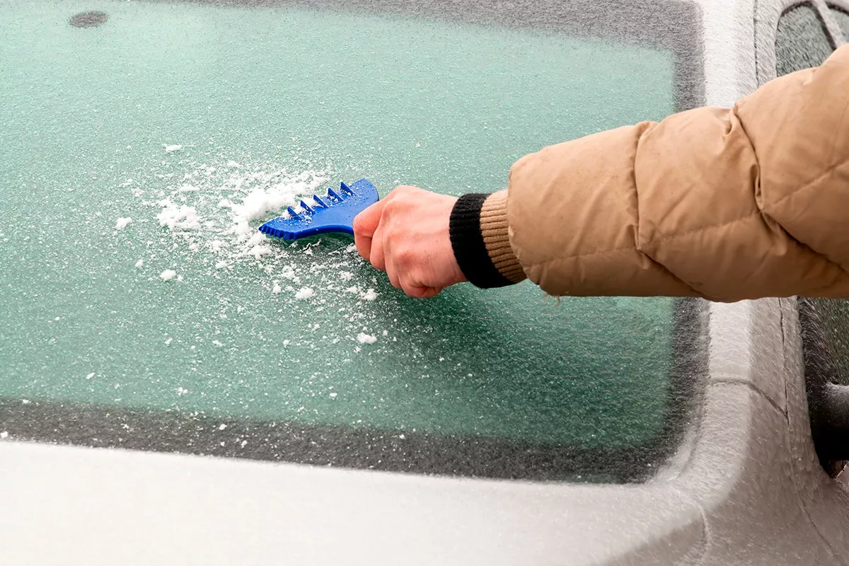 Chladný nebo teplý vzduch: co je lepší použít k odstranění zamlžení skel automobilu (a proč to funguje)?