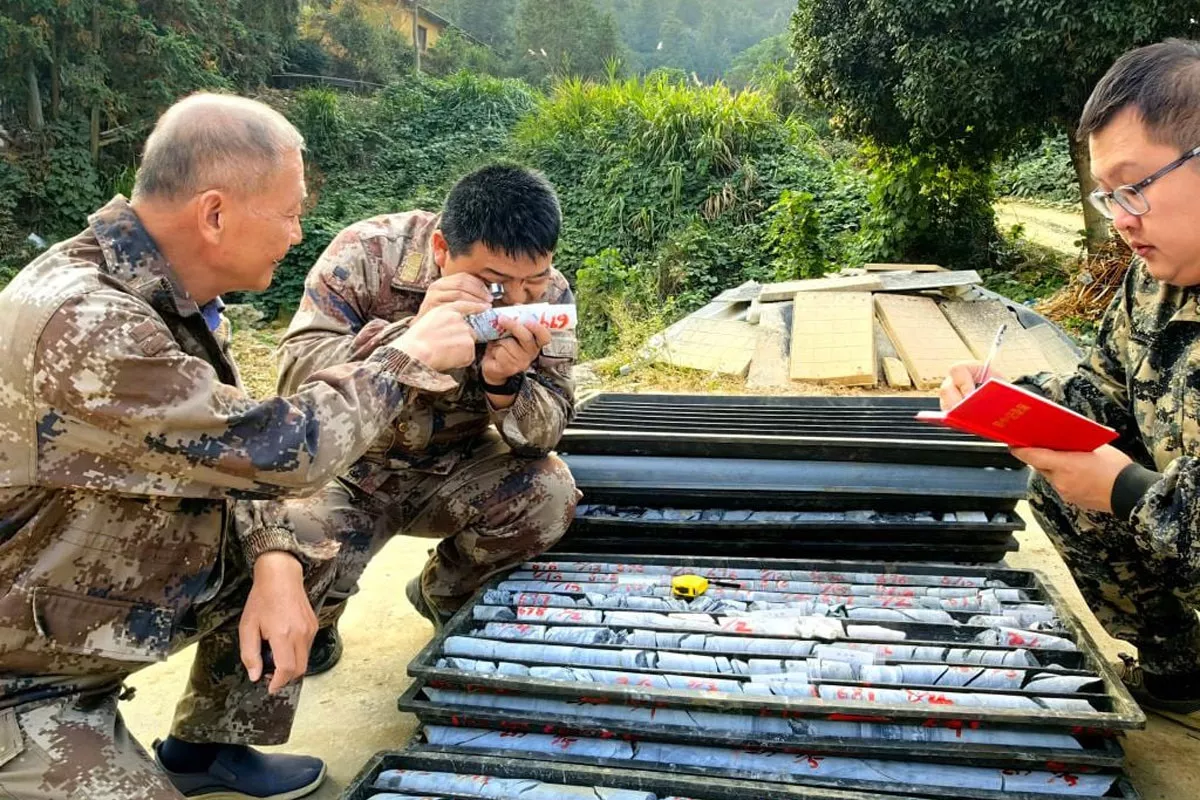 Dělníci najdou 1444 tun zlata a úřady zasáhnou, aby nikdo nezjistil jeho umístění.