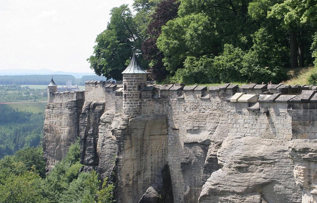 Nachází se nedaleko , ale málokdo ho navštěvuje. Jeho staré město je zapsáno na seznamu světového dědictví UNESCO.