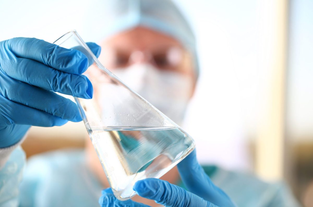 Mezinárodní skupina vědců vynalezla dřevěnou nádobu, která „vyrábí“ neomezené množství pitné vody ze vzduchu.