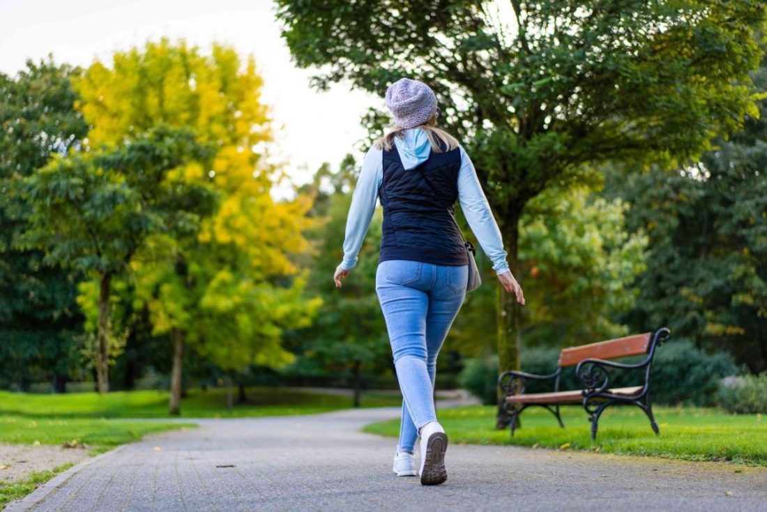 Osobní trenér: „Chůze po dobu 30 minut denně po dobu sedmi dnů vám může pomoci spálit 700 až 1400 kalorií týdně.“