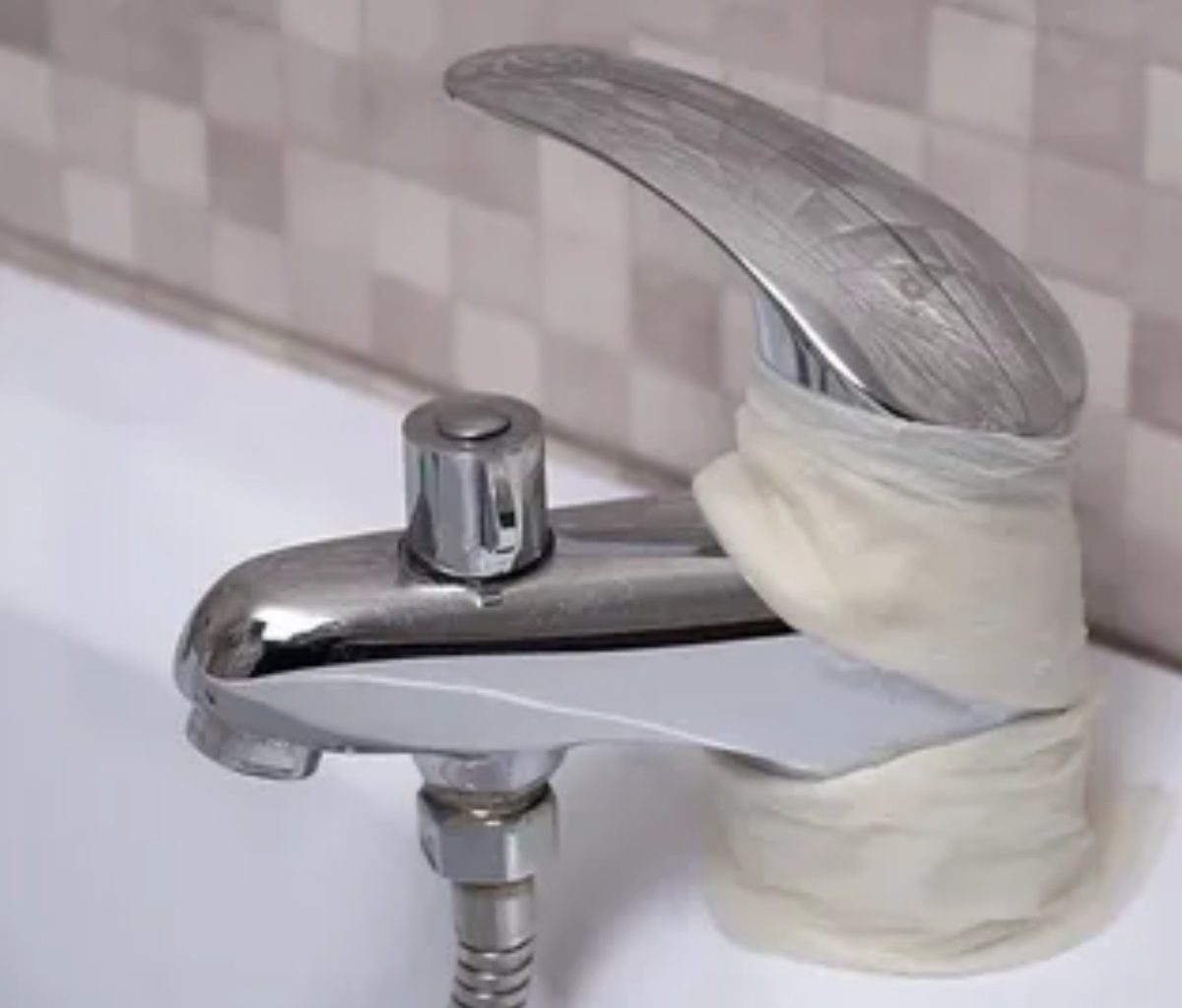 Metoda, kterou používají instalatéři k odstranění vodního kamene z kohoutků, po kterém vypadají jako nové.