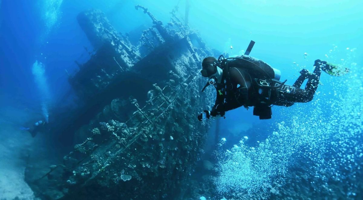 „To jsou podvodní muzea“: fascinující ponor mezi potopenými loděmi v hloubce 40 metrů