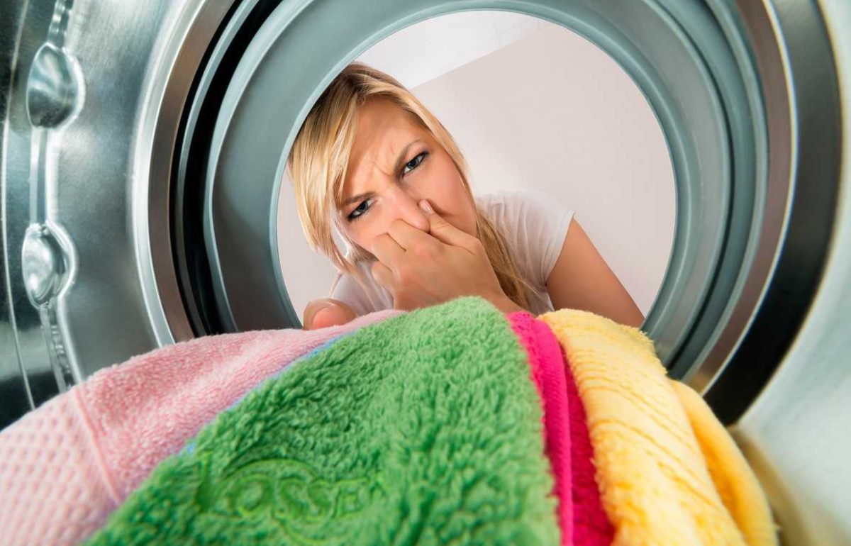 Jak používat jedlou sodu k prevenci zápachu v prádle