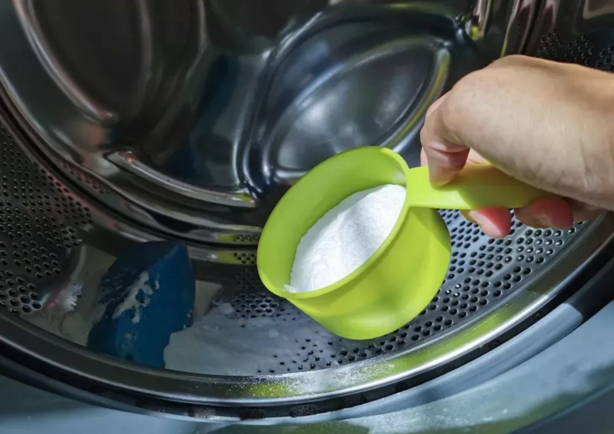 Jak používat jedlou sodu k prevenci zápachu v prádle