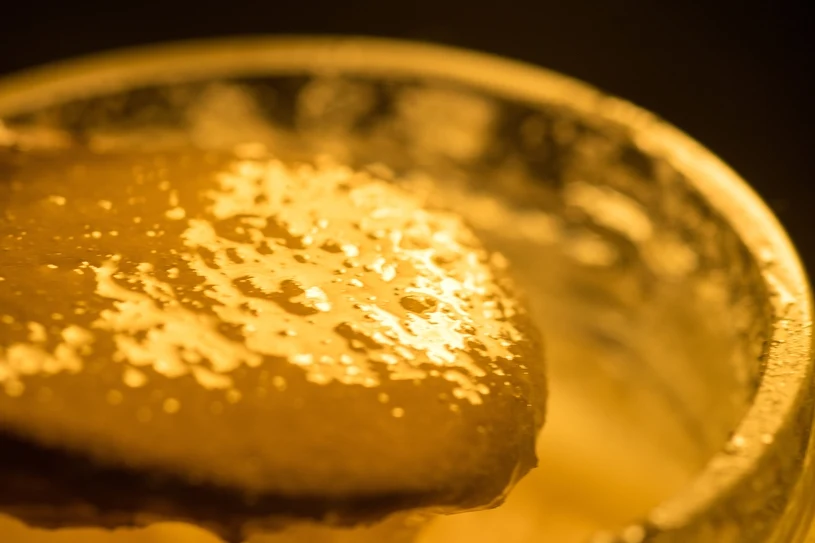 Naneste trochu krému na vafli a zbytek na obličej. Budete vypadat, jako byste se dostali na obálku časopisu.