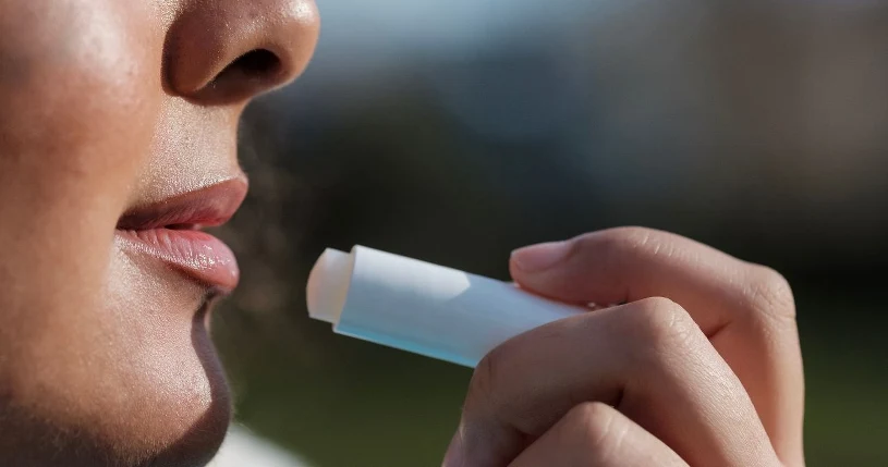 Místo kupovaných rtěnek používám tuto. Zůstává hladká a hydratovaná i v mrazu.