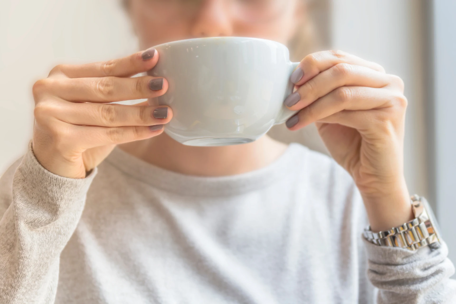 Třes rukou po kávě – účinek kofeinu nebo příznak Parkinsonovy choroby? Věnujte pozornost jedné věci.