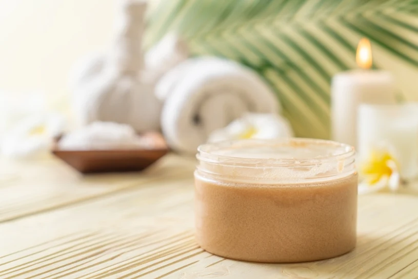 Místo toho, abyste je vyhazovali, použijte je k exfoliaci pokožky. Vaše pokožka bude hladká a vy neutratíte ani korunu.