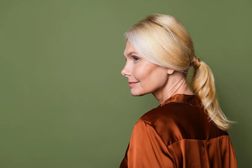 Po 40 letech je lepší se tomuto účesu vyhnout. Přidává roky.