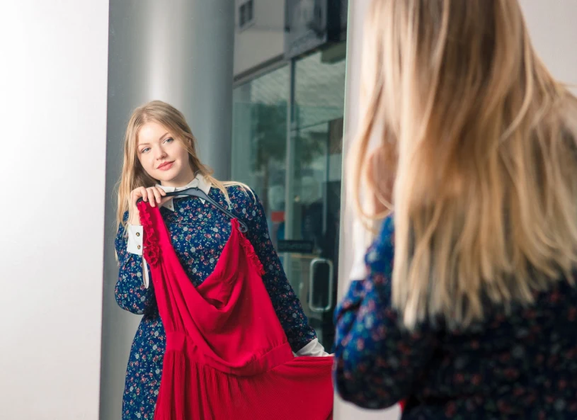 Jak vybrat ideální sváteční šaty. Stylisté věnují pozornost tomuto detailu.