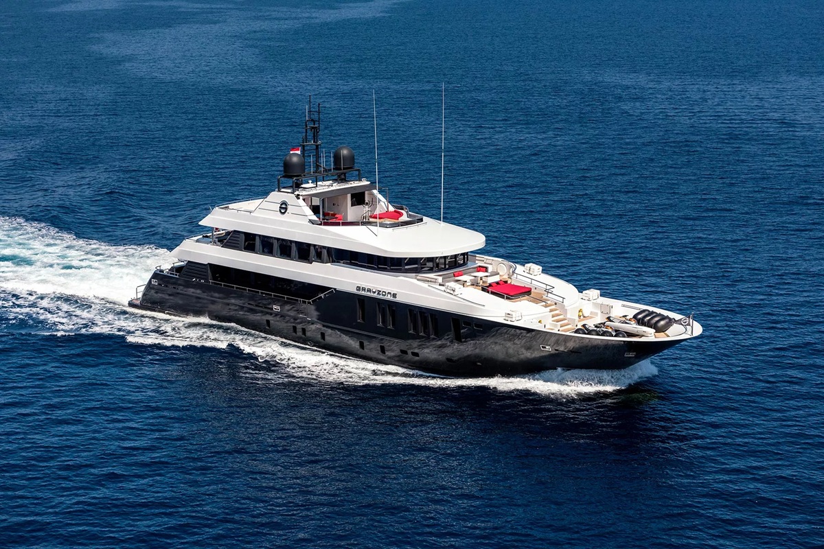 Ghost: 92stopová jachta z uhlíkových vláken, titanu a skla, tyčící se téměř dva metry nad vlnami.