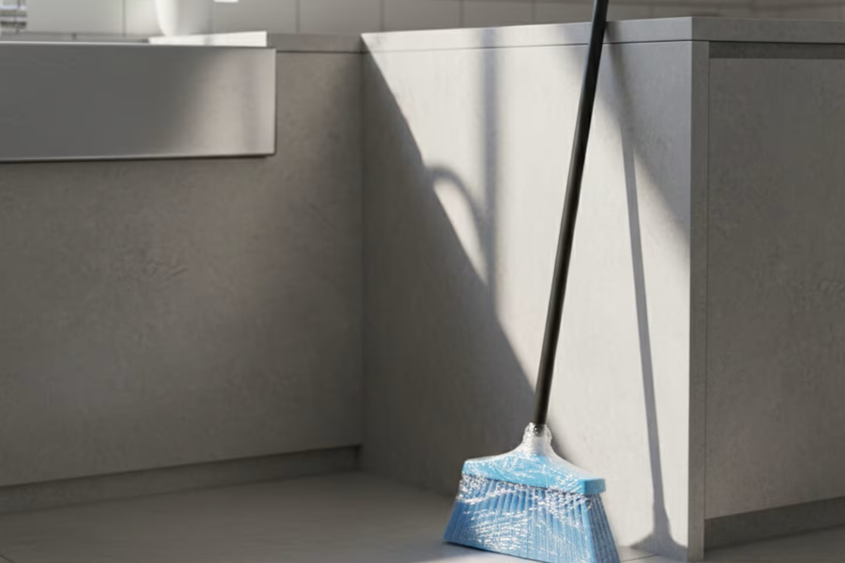 Nasazení potravinářské fólie na smeták: proč se to doporučuje při zametání a k čemu to slouží.