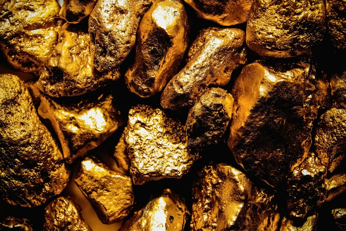 Objev století. Mince a zlaté slitky nalezené na poli patří jedné zemi.