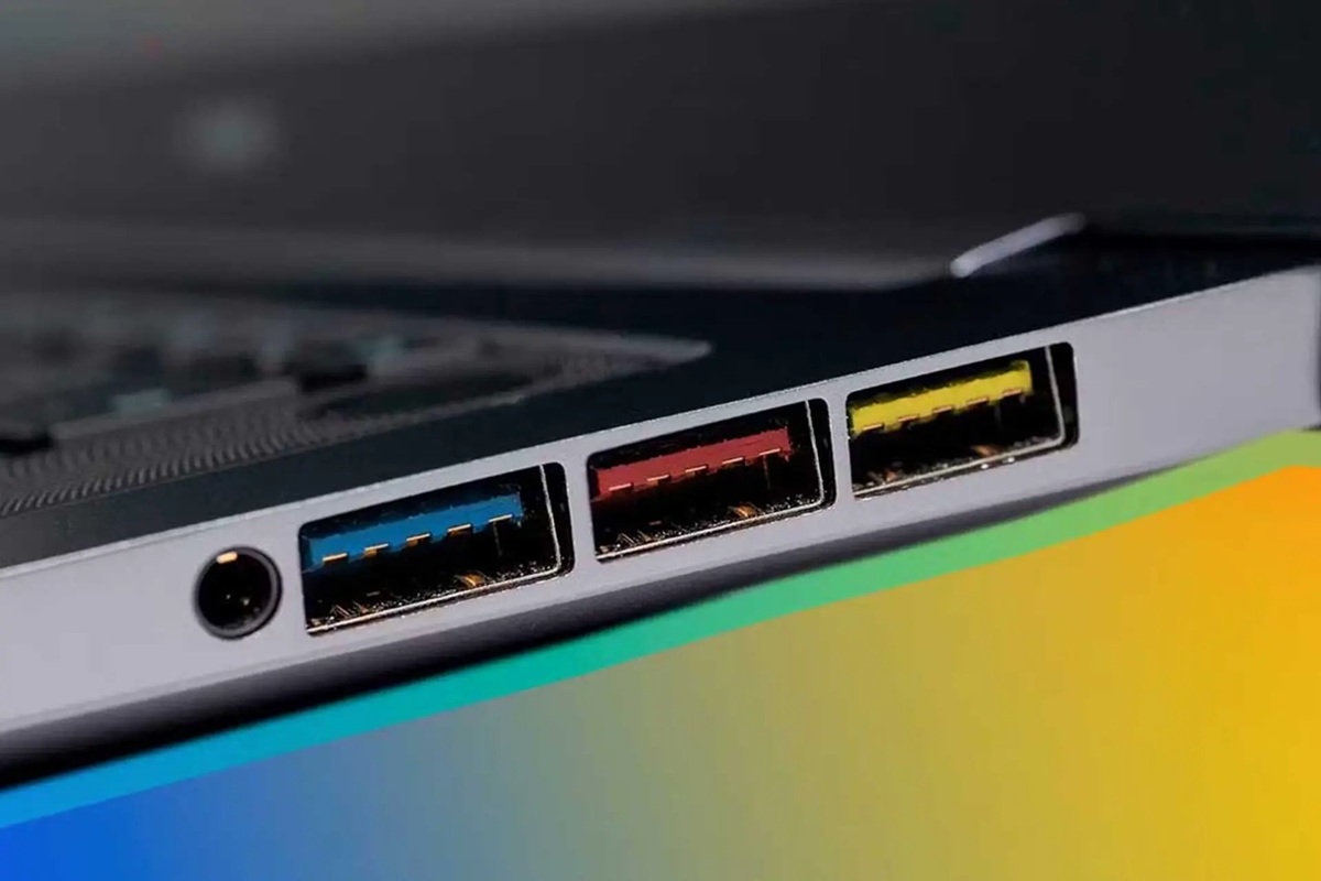 Jaký je účel žlutého USB portu a v čem spočívá jeho hlavní nevýhoda?