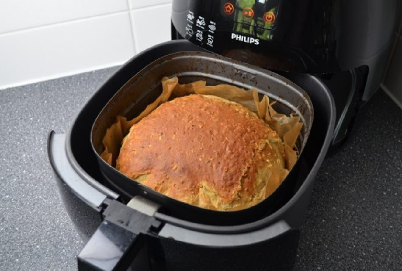 Nevyžaduje droždí ani troubu, ale je velmi chutný a křupavý. Tento rychlý chléb peču v horkovzdušné fritéze.