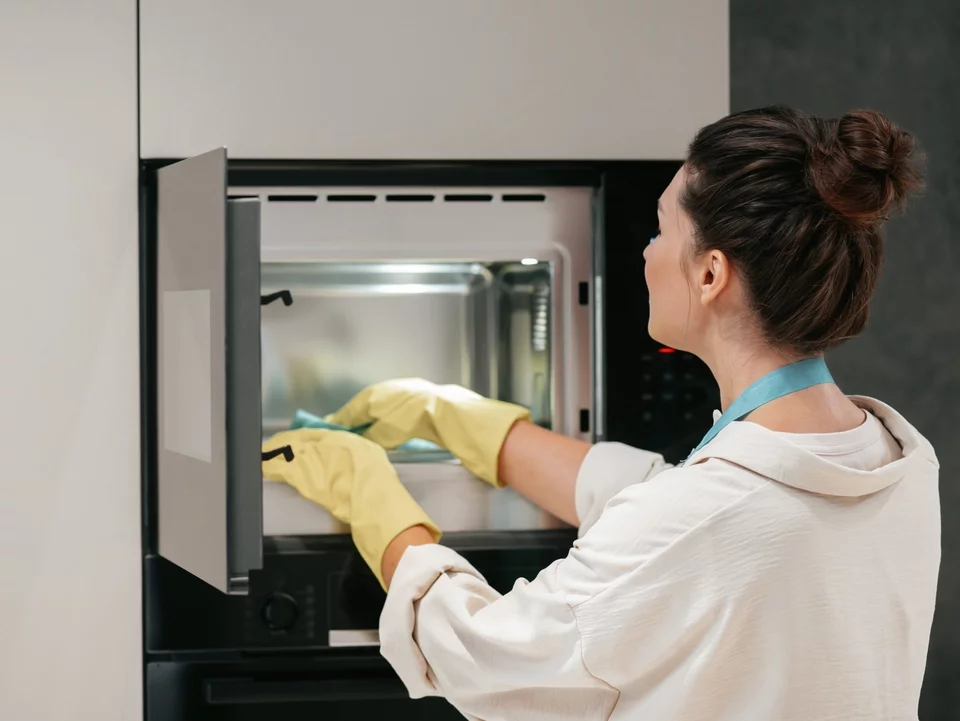 Stačí jeden citron a vaše trouba se vyčistí sama. Dokonce i připálený tuk.